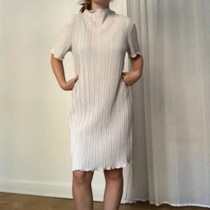 Weekday - klänning  - Plisserad klänning från Weekday, fint skick 🌻