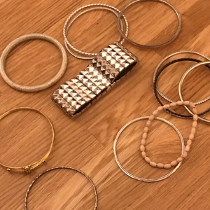Lite random smycken - Lite smycken jag inte andvänder längre x  kan köpas i pack eller för sig , 1 ring 3 kr ,2 för 5, o alla ringarna för 10. Armbanden är 1 för 5 eller 3 för 10 . Du kan även köpa allt på bilderna för 40 kr 