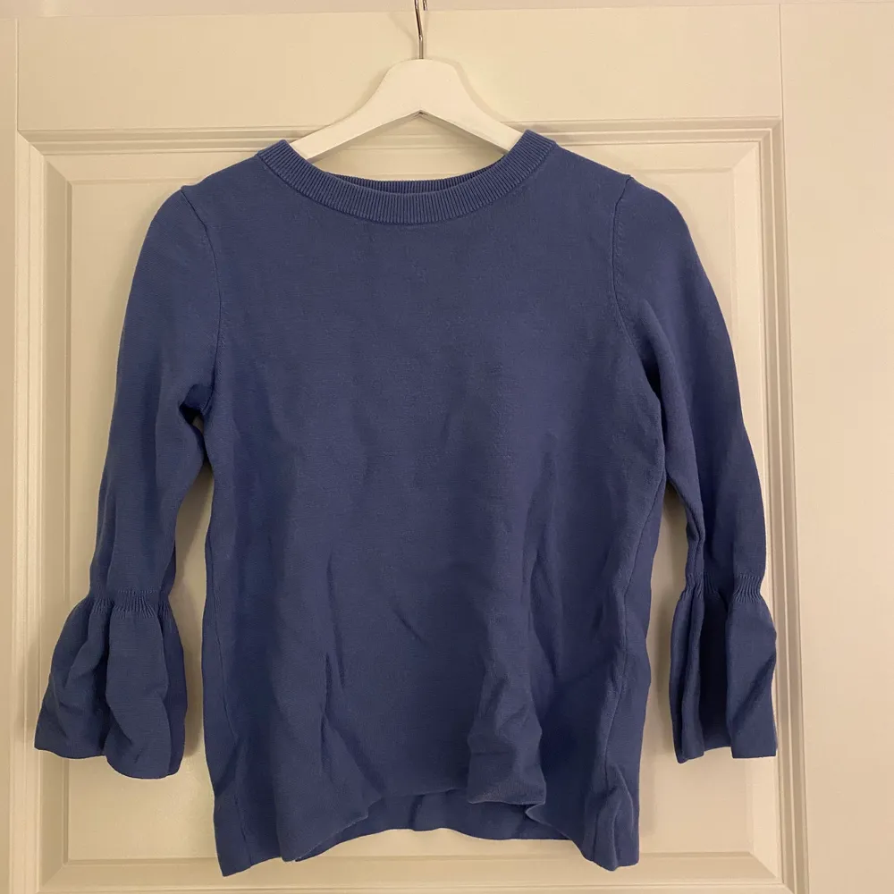Blå tröja med unika arm detaljer från H&M, mjukt material i storlek S 💘. Tröjor & Koftor.