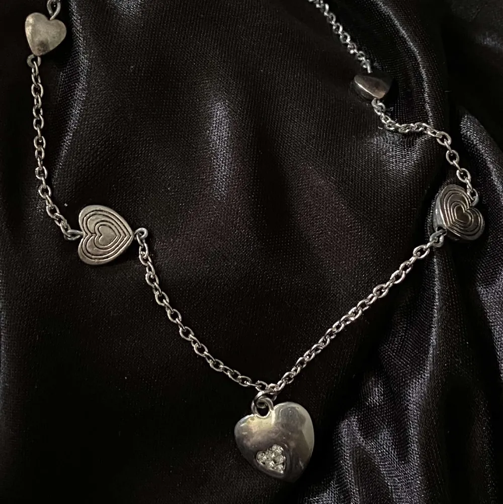 🌈40kr  🌈dm us if you are interested 💕  🌈the beads, pearls and are all bought secondhand ❤️   🌈NOT REAL SILVER🤍   . Accessoarer.
