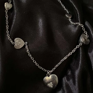 Heart necklace 🖤 - 🌈40kr  🌈dm us if you are interested 💕  🌈the beads, pearls and are all bought secondhand ❤️   🌈NOT REAL SILVER🤍   