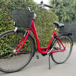 Monark lady cykel - En monark lady 28” cykel. En damcykel med lågt insteg. Originallås med två nycklar. Är i väldigt gott skick, som ny. Vid snabb och smidig affär kan priset diskuteras. Säljer den åt min mormor. 