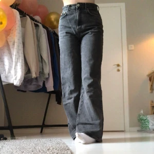 Svarta vida jeans  - Säljer mina super fina svarta vida jeans då dom är för stora för mig använda 1-2 gånger och har ett super bra skick! 