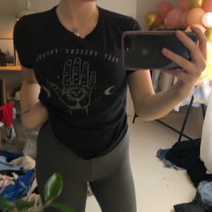 Tshirt - Säljer denna snygga T-shirt med coolt tryck jag endast använt en gång då den inte kommer till användning.