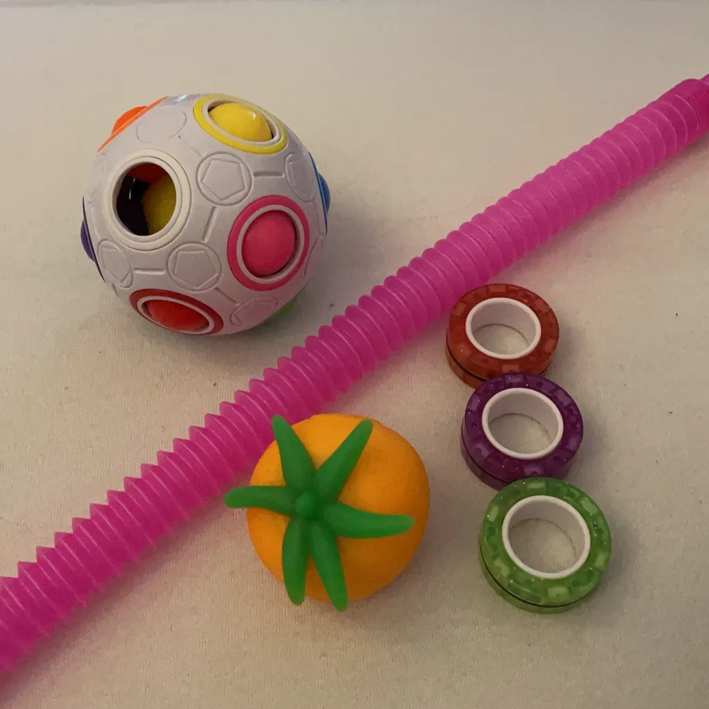 Ett fidget toy paket, en stressboll pysselboll poptube och magnet ringar . Övrigt.