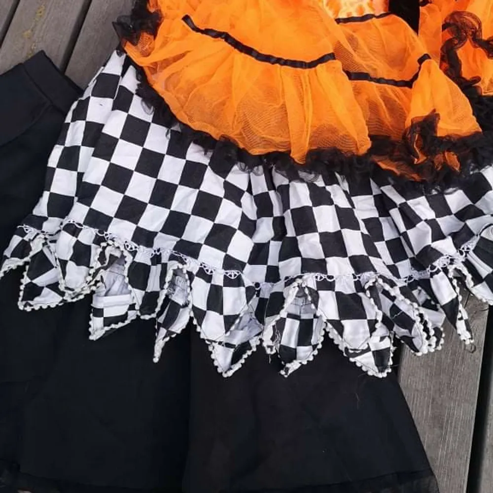 Svart kjol i polyester från shein, helt ny! . Hameet.