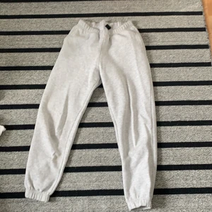 Gråa mjukisbyxor från ginatricot  - Väldigt fina i gott skick🙌🙌 Lös model💞