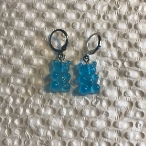 Blå gummibjörn örhängen💙 - Blå gummibjörns örhängen. Ni får klubba och jelly fruit på köpet. Frakt ingår 