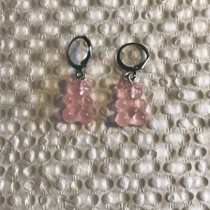 Rosa gummibjörn örhängen💗 - Rosa gummibjörns örhängen. Ni får klubba och jelly fruit på köpet. Frakt ingår 