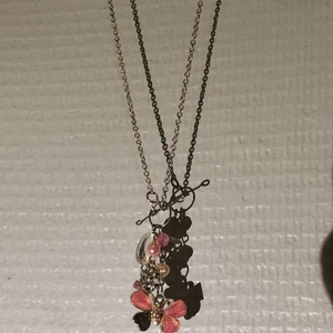 Halsband - Handgjort halsband med diverse berlocker på, 1 sötvattenpärla, rösten glas, metall eller plast. Frågor? Skicka ett meddelande😊