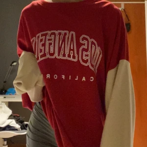 Röd beiga sweetshirten - Säljer denna! Skriv bara om de är någon fråga