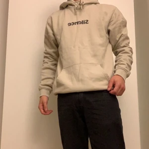 Hoodie från carlings med tryck  - En beige hoodie i S med tryck ”silence” på bröstet. Köpt för 500kr. Aldrig använd. Har själv xs, och den passar mig helt okej