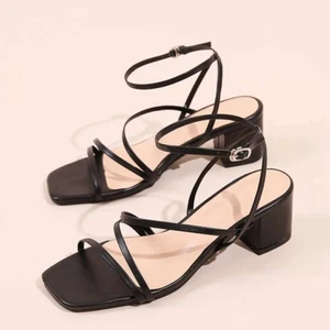 svarta klackar - frakt ingår i pris! säljer dessa sjukt snygga sandalliknande klackskor som passar både till vardag och i festliga sammanhang. använda endast en gång och säljer pga har liknande :) klacken är 4 cm hög 