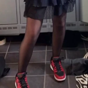 Jordan - Säljer mina svin snygga jordans eftersom dem ej kommer till användning längre, dem är använda 2 gånger så dem är som nya! Dem är fullt äkta. Jag köpte dem i storlek 40 eftersom det var det som passade mig mest även fast jag vanligtvis har storlek 37 på skor! 