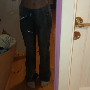 Low rised jean  - Säljer mitt jätte fina par jean som tyvärr inte längre kommer till någon användning. Den sitter perfekt på mig vid midjan då jag oftast har storlek 32/34 men den är lite för lång som du kan se på bild två, jag är då 155 cm. 