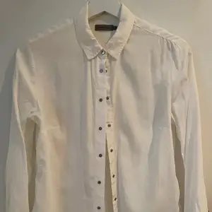 Vit skjorta med tryckknappar från Calvin Klein Jeans, storlek S