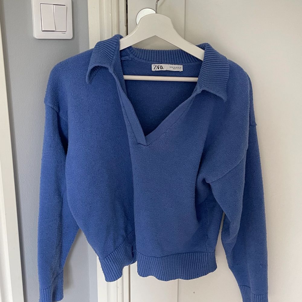 En blå Stickad jätte snygg tröja från Zara💙Slutsåld! Säljer bara vid bra bud! 🤍Budgivningen börjar på (180kr) Sista bilden är Lånad!. Toppar.