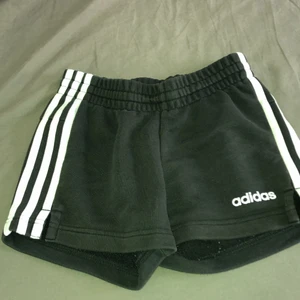 Adidas shorts 50 kr - Storlek 9-10 passar även till 11 år. Du står för frakten och de kostar 50 kr endast