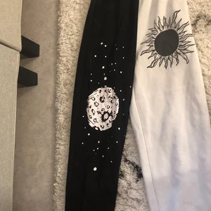 hälften svart hälften vitt byxor  - Använd ett bar gånger men är i bra skick 