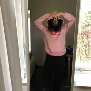 Pink Supreme Hoodie  - Oanvänd rosa Supreme hoodie. Säljer för att jag aldrig använt den. Skönt rosa material med coolt tryck. Kvitto finns ej kvar och kan ej garantera att den är äkta. Storlek m men skulle säga att den är liten för sin storlek och skulle nog passa bäst på s.💓💓
