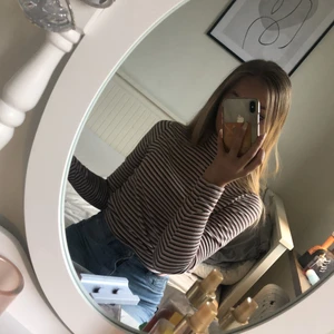 Randning polo tröja från new yorker  - Säljer denna jätte sköna tröja från new yorker! Har haft på mig den ett få tal gånger, bra skick och super bra material. Säljer eftersom att den inte kommer till användning. Köpare står för frakt!🥰✨