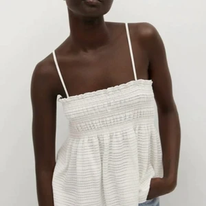 Mango blus  - En jättefin nästan oanvänd tröja som sitter jättefint på! 🥭 Efrersom det blir lite kallare väder nu skulle jag styla den med en skön kofta till eller så🥰🙃Vid popularitet eller om det är många som gillar så blir det budgivning 