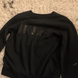 Svart tröja  - Inte använd så mycket bra skick 