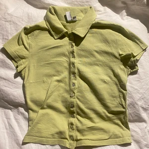 Limegrön Skjort-topp💚 - Jättesöt skjort- liknade topp ifrån &other stories! Bra kondition och knappt använd💚 köpt för ca 300kr och pris är självklart diskuterbart! Skriv för fler bilder eller om du har några frågor!