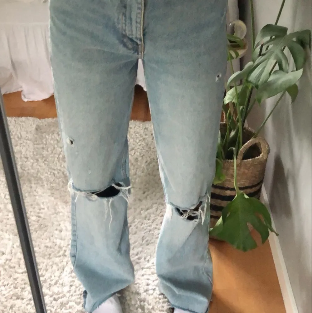 Superfina jeans från zara❤️❤️Bara använda en gång så helt nyskick! Säljer pågrund av att jeansen är lite för långa på mig, jag är 165❤️ Skriv om du vill ha fler bilder❤️frakt ingår ej❤️. Jeans & Byxor.
