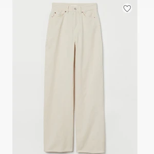 BEIGA JEANS - Supersnygga och sköna beiga jeans från hm! Sitter bra på mig i längden som är 165:) 150 inkl frakt💓