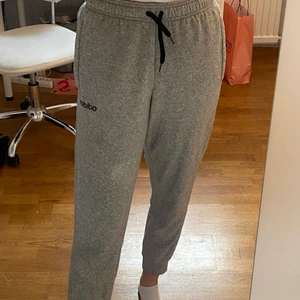 Adidas mjukisbyxor  - Gråa adidas mjukisbyxor herr strl S. Använder knappt för jag tycker de är på gränsen till för korta. Skulle nog passa någon som är under 175. Köparen står för frakten🌟