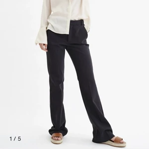 Kostymbyxor nya - Helt nya!!!! Säljer dessa populära och stilrena kostymbyxor. Trendig lågmidjade som passar perfekt till höstens stickad tröjor. Nypris 1000 kr. Vid intresse kom priv.