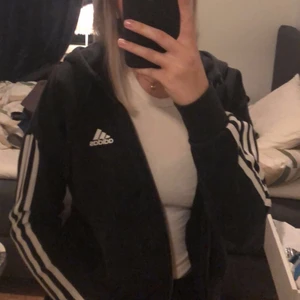 adidas munktröja - Skön svart adidas munktröja som inte används längre. 