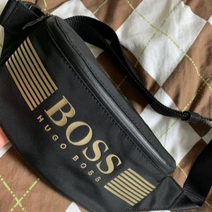 Hugo Boss väska - En gammal Hugo boss magväska som är i bra skick och knappt används