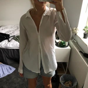 Vit skjorta HM - Vit skjorta från hm!!