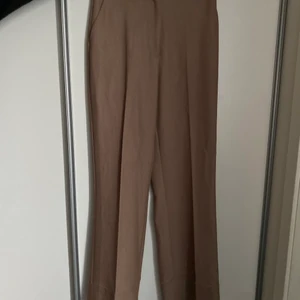   - Byxor från NAKD (Hanna Schönbergs kollektion) i storlek 30. Använda några gånger men de ser ut som nya🙏🏼