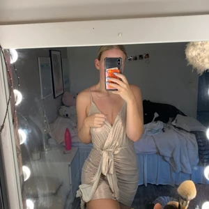 Perfekta nyårsklänningen  - Helt oanvänd från Nelly, prislappen kvar!! Den e jätte stretchig så den formar kroppen perfekt, snören framme som man kan knyta hur man vill! Passar från xs-m då den är väldigt stretchig🥰💗 