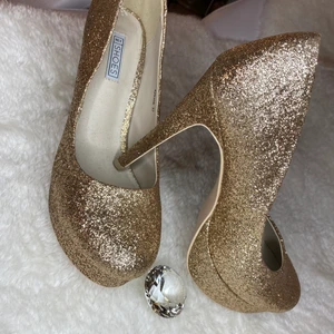 Bästa  - Vill sälja mina skor helt ny 😀🌹 