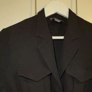 Byxdress från primark  - Använd vid 3 tillfällen. Går att spänna i midjan och är jätte fin.