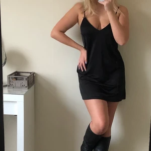 Slikesklänning - Svart silkesklänning med justerbara axelband från zara 🖤 