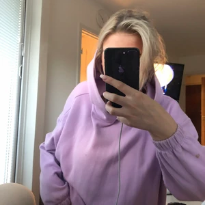 LILA HOODIE - en lila hoodie från asos i storlek 34, finns en fläck på armen (se bilder) ❤️