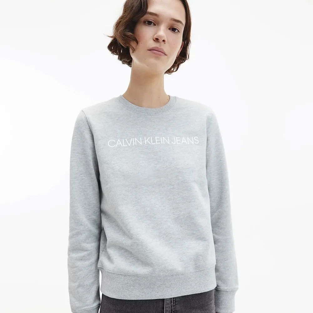Säljer denna fina sweatshirt från Calvin Klein, knappt använd så bra skick. Den sitter jätte fint och inte för tajt💕 skriv för mer bilder och info. Hoodies.