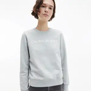 Säljer denna fina sweatshirt från Calvin Klein, knappt använd så bra skick. Den sitter jätte fint och inte för tajt💕 skriv för mer bilder och info