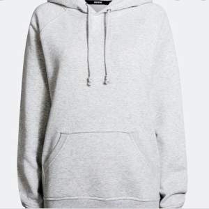 Säljer denna sköna hoodie med väldigt varm och skön fodring. Den är luftig i storleken och sitter perfekt, stor luva har den också. Brukar inte tycka att bikbok har bra kvalitet på sina plagg men denna är verkligen ett undantag!