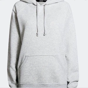 Oversized hoodie - Säljer denna sköna hoodie med väldigt varm och skön fodring. Den är luftig i storleken och sitter perfekt, stor luva har den också. Brukar inte tycka att bikbok har bra kvalitet på sina plagg men denna är verkligen ett undantag!