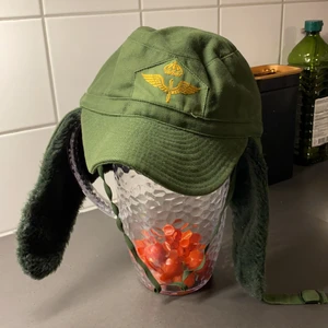 Keps med öron - Köpt på tradera nyligen men säljer pgr var för liten! 