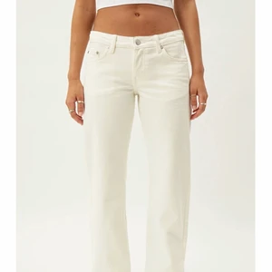 Jenas  - Ett par super snygga lågmidjade straight jeans från weekday, älskar hur de sitter på mig. Så säljer bara för bra bud!💗 nypris 500kr