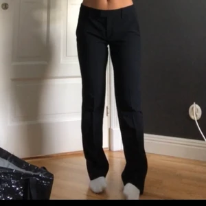 Kostymbyxor - Jättefina svarta kostymbyxor från JOOP! I storlek 36 och passar bra på mig som normalt är en S-M och är 167. Säljer pga har liknande.
