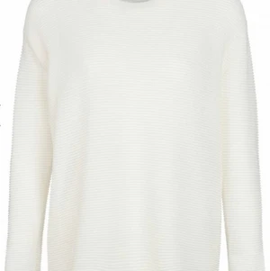 Samsoe Samsoe tröja, stl L - Vit tröja från Samsoe Samsoe, stl L. 89 % viskos, 11 % polyamid. Tyget är randigt i sin struktur, tror materialet som sådant skapar en viss ”snedhet” i sidan - se bild 3.