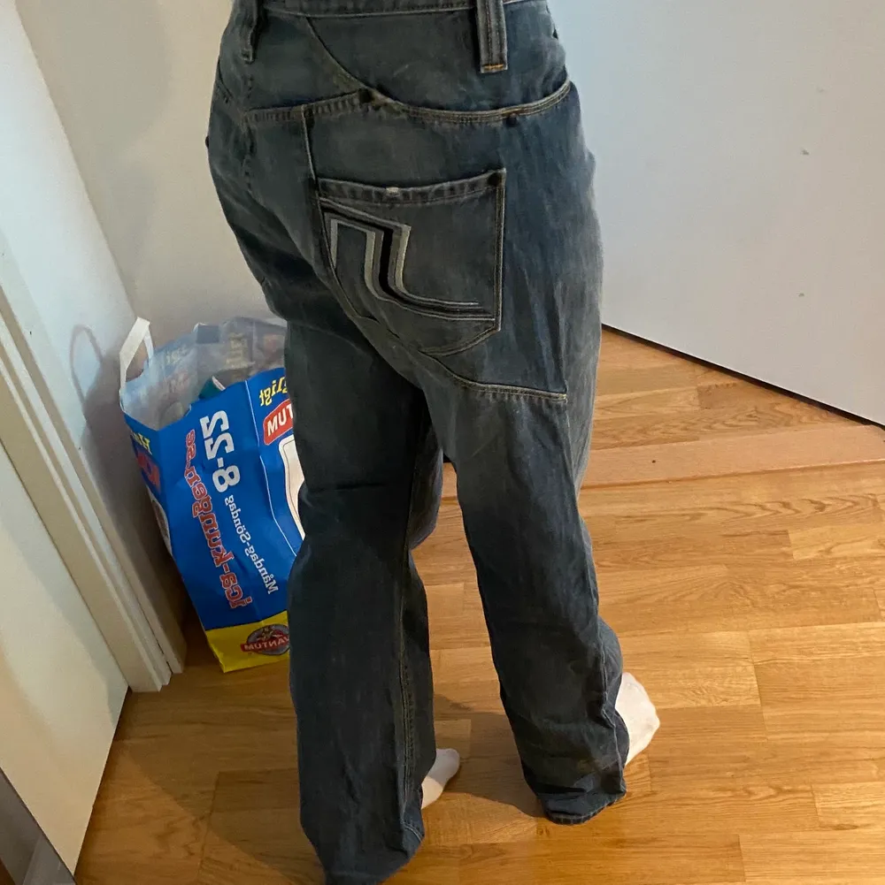 Jeans jag köpt på Erikshjälpen för ett tag sen❤️‍🔥har en snygg baggy fit med skit coola bakfickor!!! Jag är 172<3 . Jeans & Byxor.